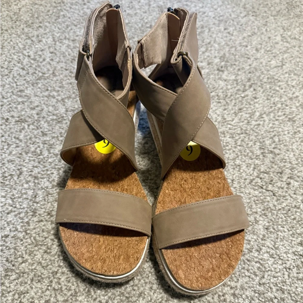 NWOT Adrienne Vittadini Cape May Wedge - Picture 2 of 7